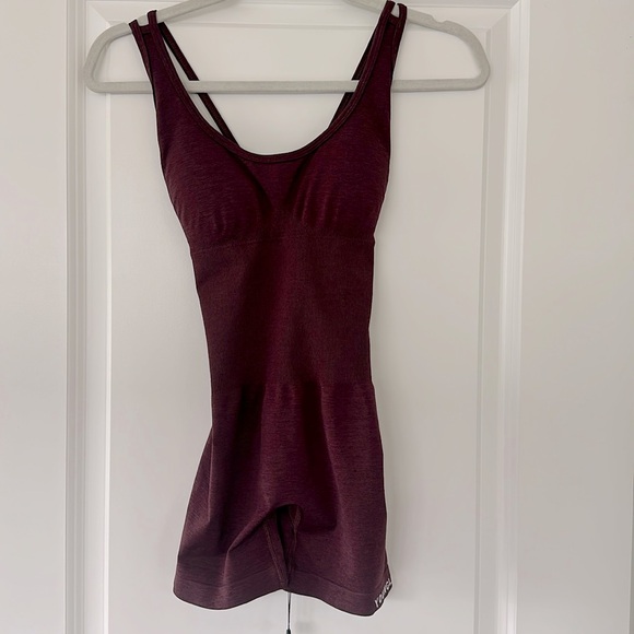 Young LA NWT Core Seamless Cross-back bodysuit Burgundy Silk Small - Picture 3 of 7